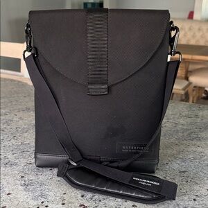 Waterfield Black tablet bag
